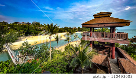 セントーサ島のパラワンビーチと展望塔と海 セントーサ島のパラワンビーチと展望塔と海 110493602