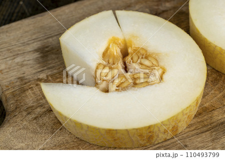 sliced sweet light yellow melon, close-up 110493799