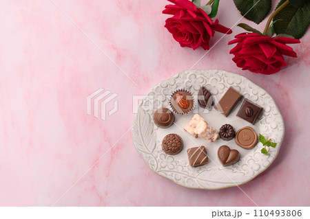 バレンタインチョコレートと花　Valentine's Day  110493806