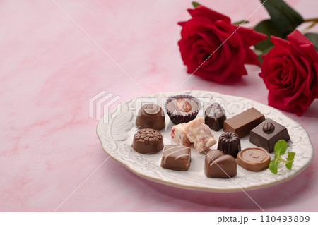 バレンタインチョコレートと花　Valentine's Day  110493809