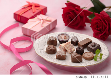 バレンタインチョコレートと花　Valentine's Day  110493811