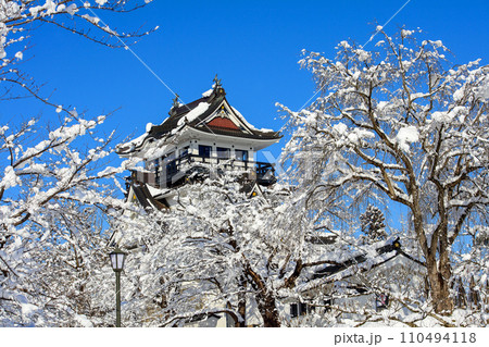 雪の花に囲まれた冬晴れの横手城 秋田県 雪の花に囲まれた冬晴れの横手城 秋田県 110494118