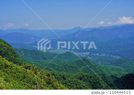 七ヶ岳からの二岐山と南会津の街並み 七ヶ岳からの二岐山と南会津の街並み 110494513