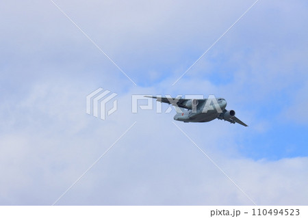 低空を飛行するC2輸送機　航空自衛隊の輸送機 110494523