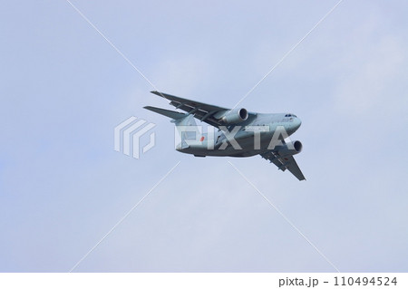 低空を飛行するC2輸送機　航空自衛隊の輸送機 110494524