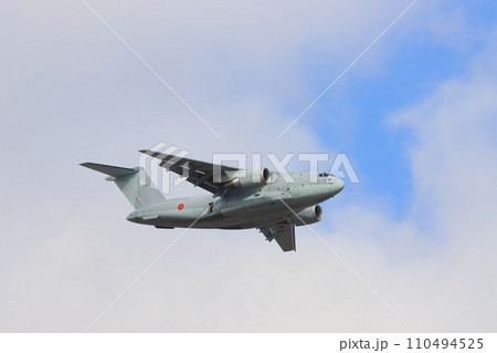 低空を飛行するC2輸送機　航空自衛隊の輸送機 110494525