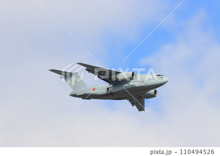 低空を飛行するC2輸送機　航空自衛隊の輸送機 110494526