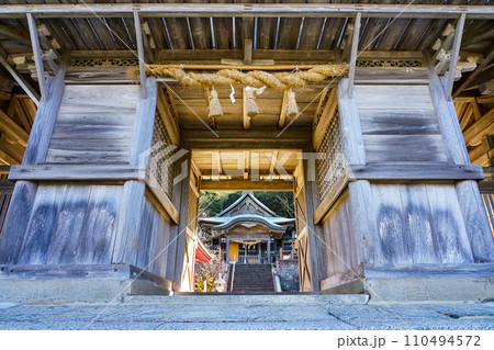 玄界灘見晴らす加部島の田島神社(佐賀県唐津市呼子町) 玄界灘見晴らす加部島の田島神社(佐賀県唐津市呼子町) 110494572