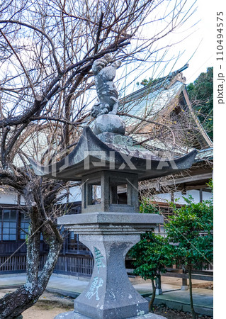 玄界灘見晴らす加部島の田島神社(佐賀県唐津市呼子町) 玄界灘見晴らす加部島の田島神社(佐賀県唐津市呼子町) 110494575
