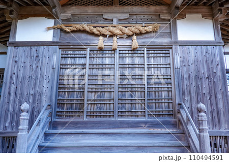 玄界灘見晴らす加部島の田島神社(佐賀県唐津市呼子町) 玄界灘見晴らす加部島の田島神社(佐賀県唐津市呼子町) 110494591