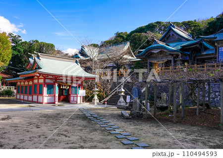 玄界灘見晴らす加部島の田島神社（佐賀県唐津市呼子町） 110494593