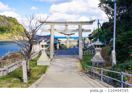 玄界灘見晴らす加部島の田島神社(佐賀県唐津市呼子町) 玄界灘見晴らす加部島の田島神社(佐賀県唐津市呼子町) 110494595
