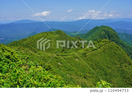 七ヶ岳山頂からの登山道の稜線 七ヶ岳山頂からの登山道の稜線 110494733