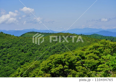 七ヶ岳山頂からの会津朝日岳と浅草岳 七ヶ岳山頂からの会津朝日岳と浅草岳 110494765