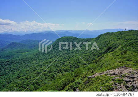 七ヶ岳山頂からの日光連山・燧ヶ岳・会津駒ヶ岳 110494767