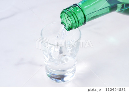 韓国の焼酎(ソジュ)をグラスに注ぐ 韓国の焼酎(ソジュ)をグラスに注ぐ 110494881