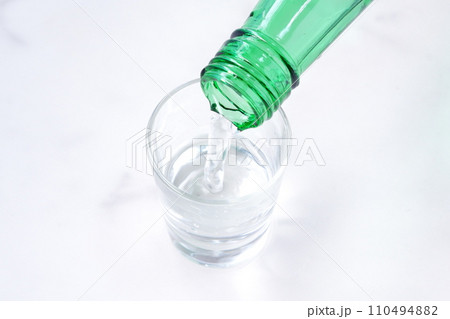 韓国の焼酎（ソジュ）をグラスに注ぐ 110494882