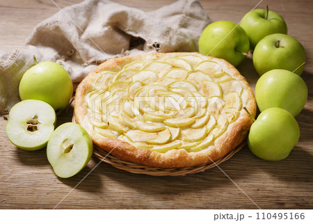 apple pie with fresh fruits apple pie with fresh fruits 110495166