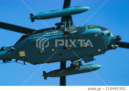 飛行展示を行う航空自衛隊の救難ヘリコプター UH-60J 110495302