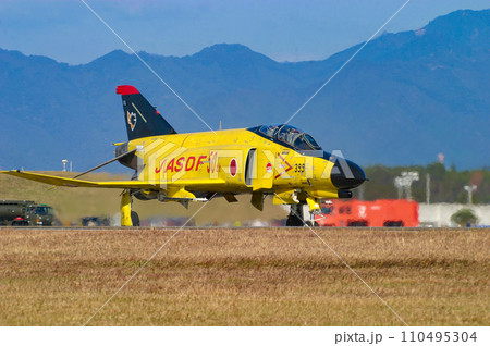離陸位置に向かう航空自衛隊の戦闘機 F-4EJ改 記念塗装機 110495304