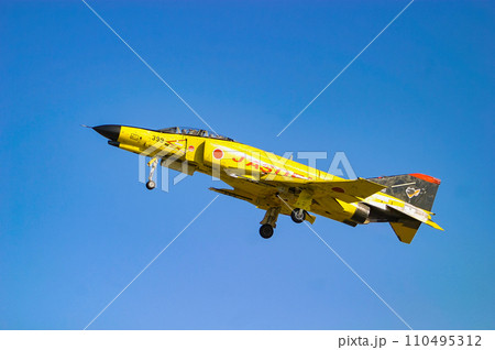 離陸する航空自衛隊の戦闘機 F-4EJ改 記念塗装機 離陸する航空自衛隊の戦闘機 F-4EJ改 記念塗装機 110495312