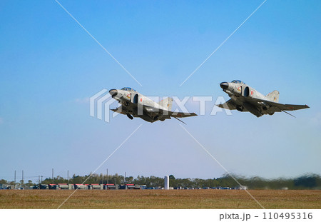 2機で離陸する航空自衛隊の戦闘機 F-4EJ改 110495316