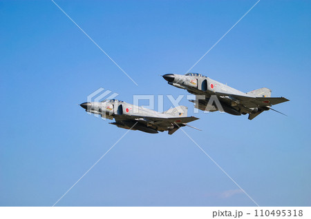 2機で離陸する航空自衛隊の戦闘機 F-4EJ改 110495318