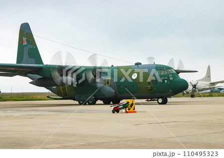 離陸準備中の航空自衛隊輸送機 C-130H 離陸準備中の航空自衛隊輸送機 C-130H 110495323