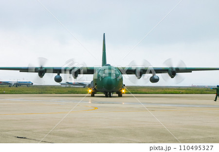 離陸準備中の航空自衛隊輸送機 C-130H 110495327