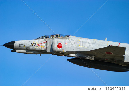 飛行展示を行う航空自衛隊の戦闘機 F-4EJ改 110495331