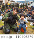 人命救助で子供を助ける自衛隊員 110496279