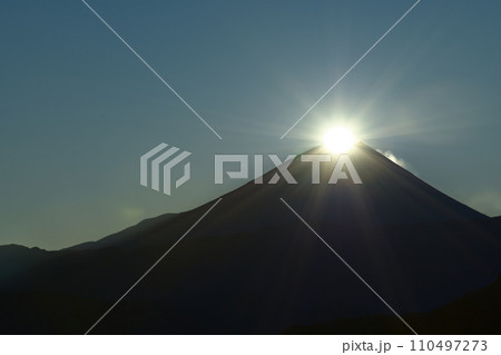 富士川町高下にて、ダイヤモンド富士を望む 110497273