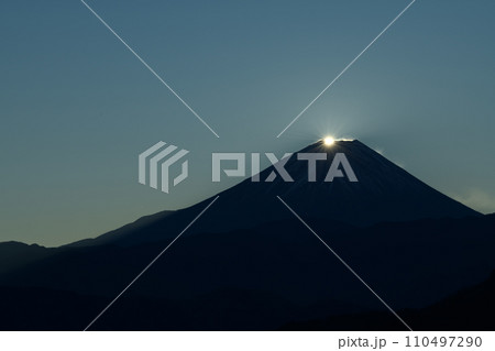 富士川町高下にて、ダイヤモンド富士を望む 110497290