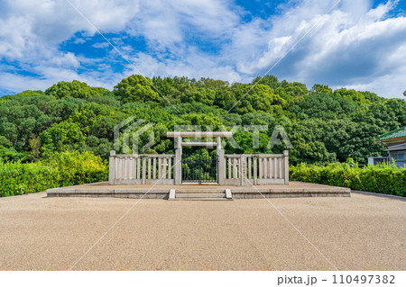 大阪府藤井寺市　応神天皇の皇后仲姫命　仲津山陵 110497382