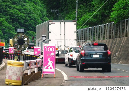 交通イメージ 道路工事の交通規制の渋滞最後尾 交通イメージ 道路工事の交通規制の渋滞最後尾 110497478