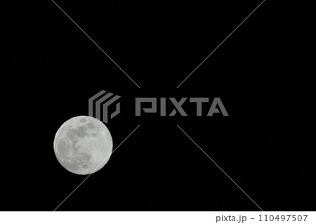 月齢13.1十二月の小望月 月齢13.1十二月の小望月 110497507