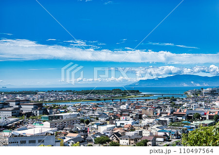 丸亀城から眺める丸亀の街と瀬戸大橋 110497564