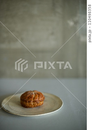 白い皿にのせた洋菓子のピティヴィエ 110498358
