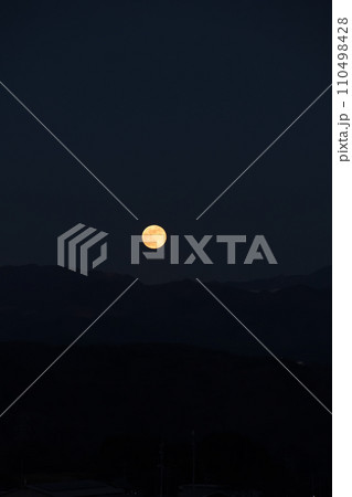 奥秩父山塊から昇る2023年最後の満月コールドムーン 110498428