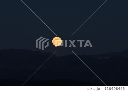 奥秩父山塊から昇る2023年最後の満月コールドムーン 110498446