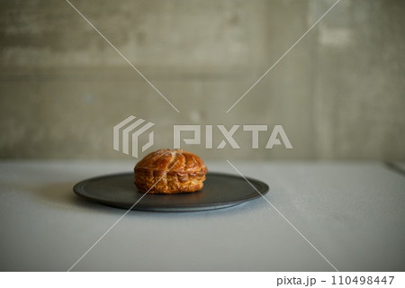 黒い皿にのせた洋菓子のピティヴィエ 110498447