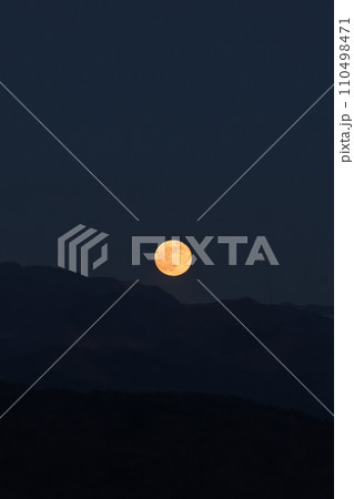 奥秩父山塊から昇る2023年最後の満月コールドムーン 110498471