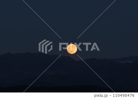奥秩父山塊から昇る2023年最後の満月コールドムーン 110498476