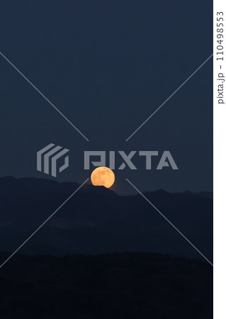奥秩父山塊から昇る2023年最後の満月コールドムーン 110498553