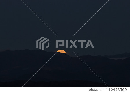 奥秩父山塊から昇る2023年最後の満月コールドムーン 110498560