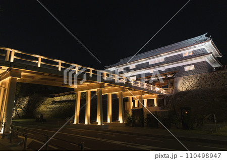 金沢城 ライトアップされた鼠多聞橋と鼠多門 110498947