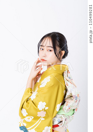振袖の若い女性 110499281