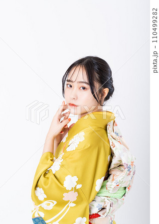 振袖の若い女性 110499282