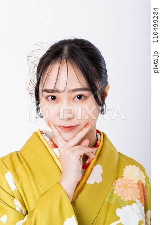 振袖の若い女性 振袖の若い女性 110499284