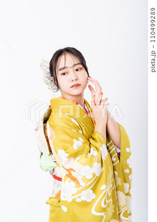 振袖の若い女性 振袖の若い女性 110499289